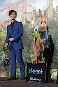 ピーターラビット(右)の青いジャケットを意識したスーツをアピールする千葉雄大(左)。