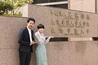 左から大泉洋、小松菜奈。