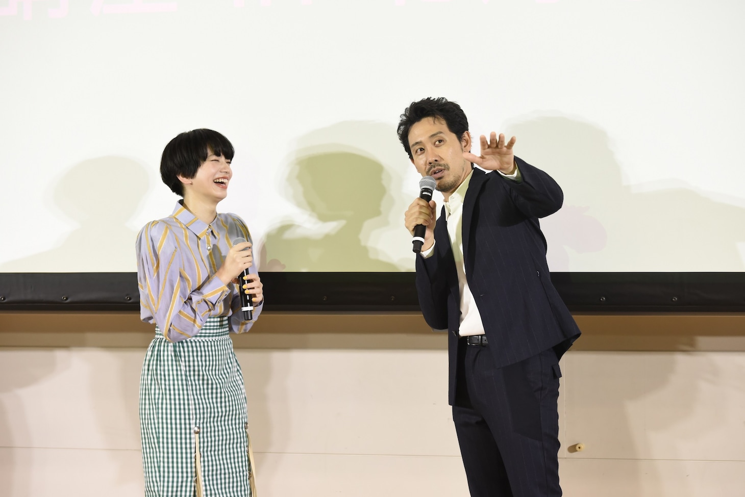 左から小松菜奈、大泉洋。