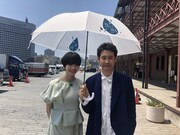 “恋雨傘”をさす小松菜奈（左）と大泉洋（右）。