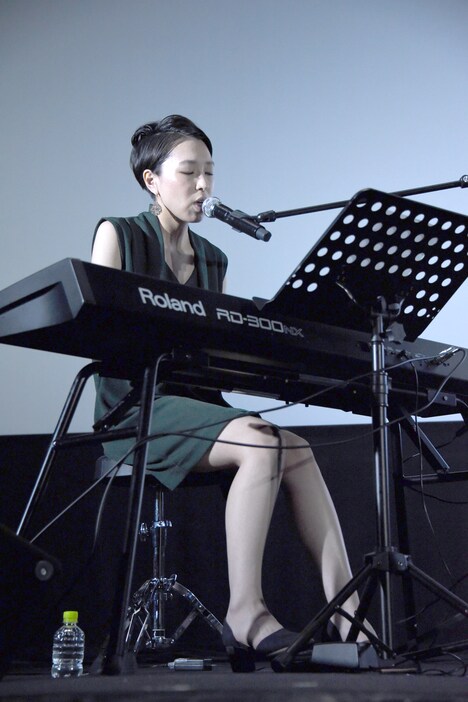 「家族の風景」を歌う笹川美和。