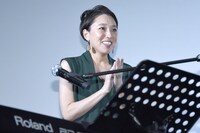 「家族の風景」の歌唱を終え、齊藤工を迎え入れる笹川美和。