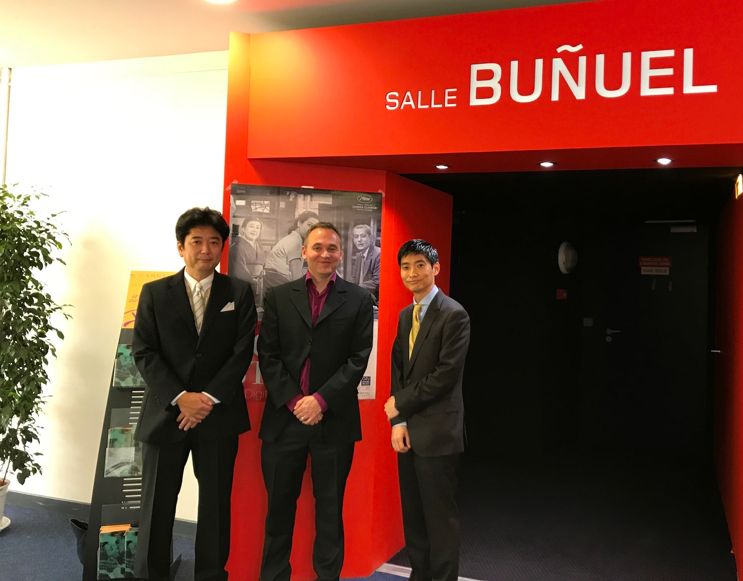 左から松竹映像本部副部長取締役の高橋敏弘、カンヌ国際映画祭クラシック部門担当のジェラルド・デュシュソワー、松竹メディア事業部コンテンツ版権室海外版権課の小松士恩。