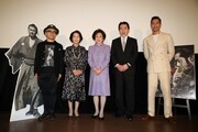「MIFUNE: THE LAST SAMURAI」初日舞台挨拶の様子。左から水道橋博士、香川京子、司葉子、三船史郎、EXILE AKIRA。