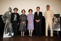 「MIFUNE: THE LAST SAMURAI」初日舞台挨拶の様子。左から水道橋博士、香川京子、司葉子、三船史郎、EXILE AKIRA。