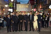 左から白石和彌、さいねい龍二、音尾琢真、松坂桃李、役所広司、江口洋介、阿部純子、沖原一生。