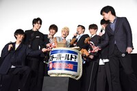 鏡開きを行う登壇者たち。