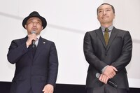 左から白石和彌、音尾琢真。