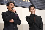左から役所広司、松坂桃李。