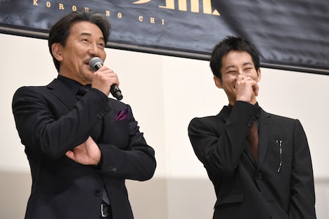 左から役所広司、松坂桃李。
