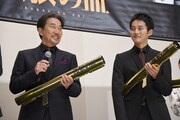 左から役所広司、松坂桃李。