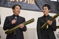 左から役所広司、松坂桃李。