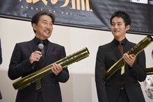 左から役所広司、松坂桃李。