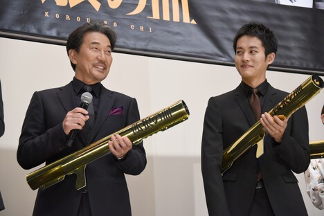 左から役所広司、松坂桃李。