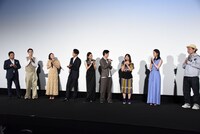 大久保佳代子（右から3番目）の誕生日を祝福する登壇者たち。