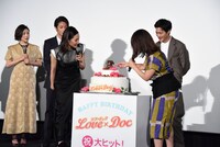 “ラブドッグケーキ”に感激する大久保佳代子（右手前）