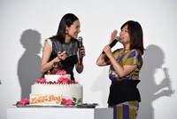 吉田羊（左）からホイップキスされ、照れる大久保佳代子。