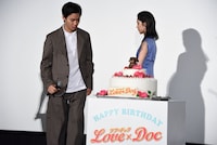 近くまで行って“ラブドッグケーキ”を観察する野村周平（左）。