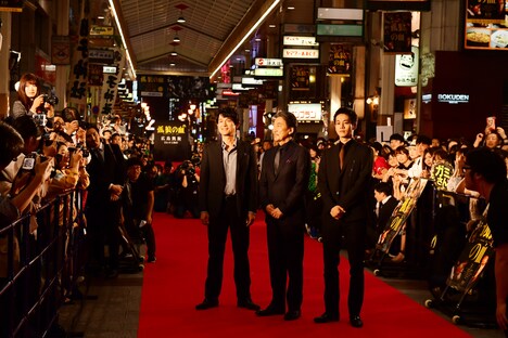 中央左から江口洋介、役所広司、松坂桃李。