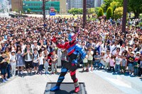 「劇場版 仮面ライダービルド（仮題）」のロケに集まったエキストラと仮面ライダービルド。