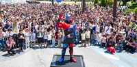「劇場版 仮面ライダービルド（仮題）」のロケに集まったエキストラと仮面ライダービルド。