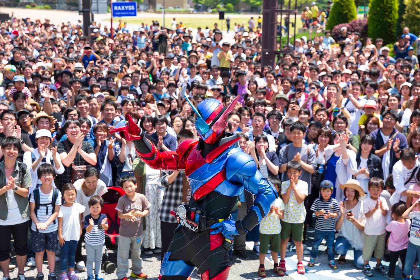 「劇場版 仮面ライダービルド（仮題）」のロケに集まったエキストラと仮面ライダービルド。