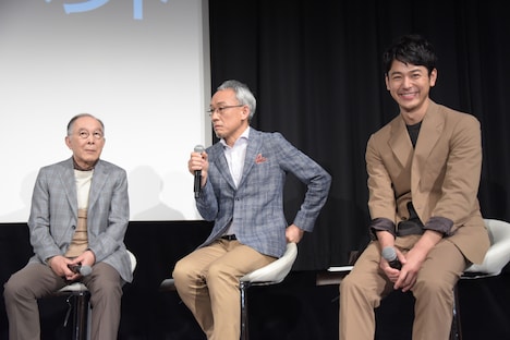 左から橋爪功、西村まさ彦、妻夫木聡。