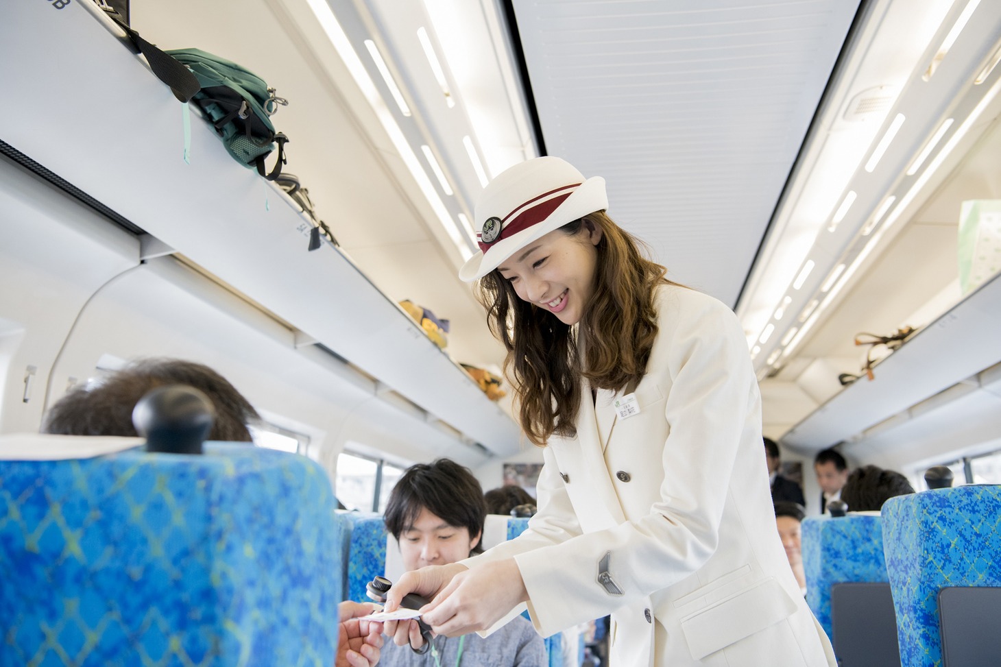 乗客の切符を確認する足立梨花。
