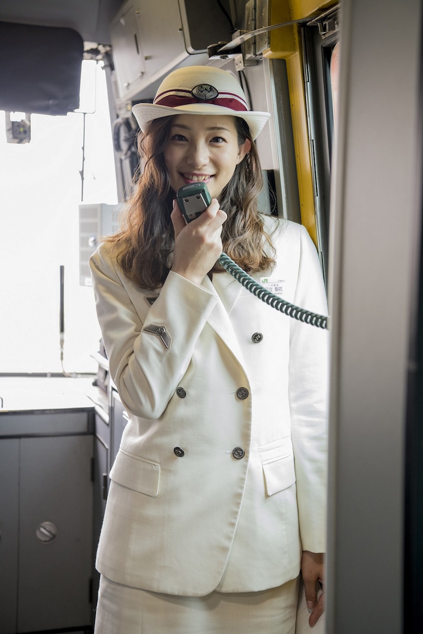 車内アナウンスをする足立梨花。
