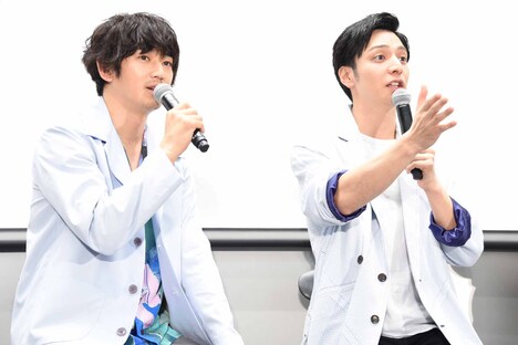学生にどちら派か質問する瑛太（左）と生田斗真（右）。