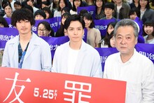 東京・明治大学 駿河台キャンパスで行われた「友罪」特別授業の様子。左から瑛太、生田斗真、瀬々敬久。