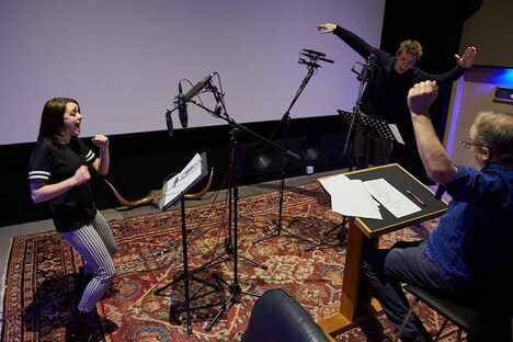 「アーリーマン ～ダグと仲間のキックオフ！～」アフレコ中のエディ・レッドメイン（右奥）とメイジー・ウィリアムズ（左）。