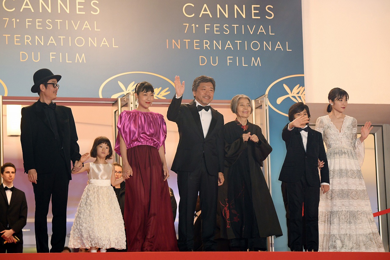 第71回カンヌ国際映画祭のレッドカーペットに登場した「万引き家族」のスタッフ、キャスト。
