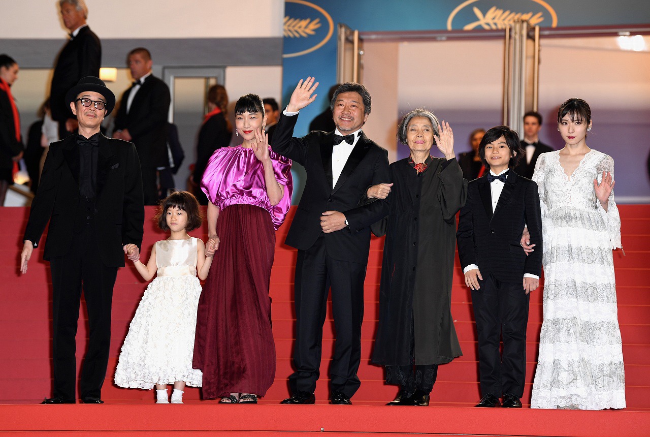 第71回カンヌ国際映画祭のレッドカーペットに登場した「万引き家族」のスタッフ、キャスト。