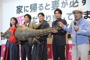 ワニを紹介する李闘士男（右）。
