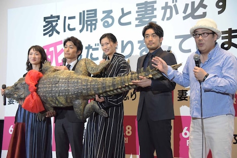 ワニを紹介する李闘士男（右）。