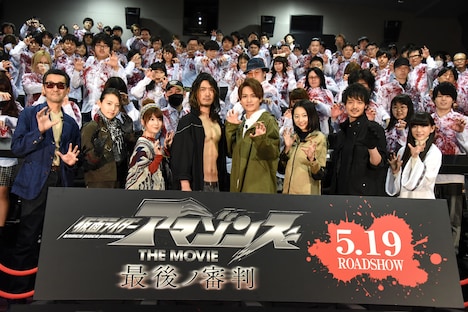 「仮面ライダーアマゾンズ THE MOVIE 最後ノ審判」4DX完成披露試写会の様子。