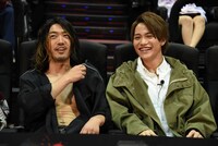 4Dの特殊効果に驚く谷口賢志（左）と藤田富（右）。