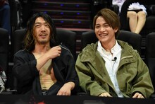 4Dの特殊効果に驚く谷口賢志（左）と藤田富（右）。