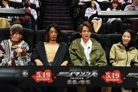 4Dの特殊効果に驚くキャストたち。