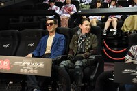 4Dの特殊効果に驚く石田秀範（左）と宮原華音（右）。