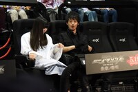 4Dの特殊効果に驚く国府田聖那（左）と三浦孝太（右）。