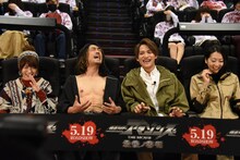 4D上映体験にて、特殊効果の水蒸気噴射を喰らった谷口賢志（中央左）。