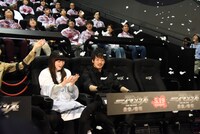 人工雪に驚くキャストたち。