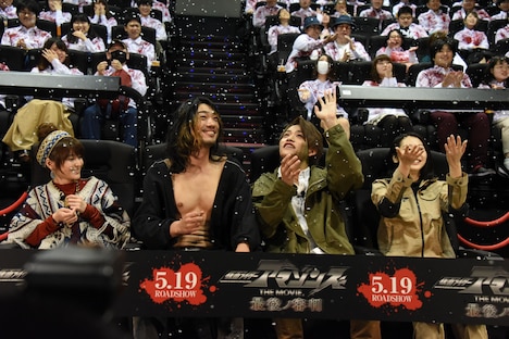 人工雪に驚くキャストたち。