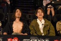 4D版の予告編を観る谷口賢志（左）と藤田富（右）。