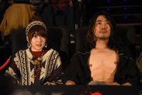 4D版の予告編を観る東亜優（左）と谷口賢志（右）。