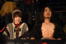 4D版の予告編を観る東亜優（左）と谷口賢志（右）。