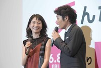 左から野々すみ花、安田顕。