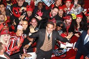 「デッドプール2」ニューヨークプレミアにて、ファンと記念撮影するライアン・レイノルズ（中央）。